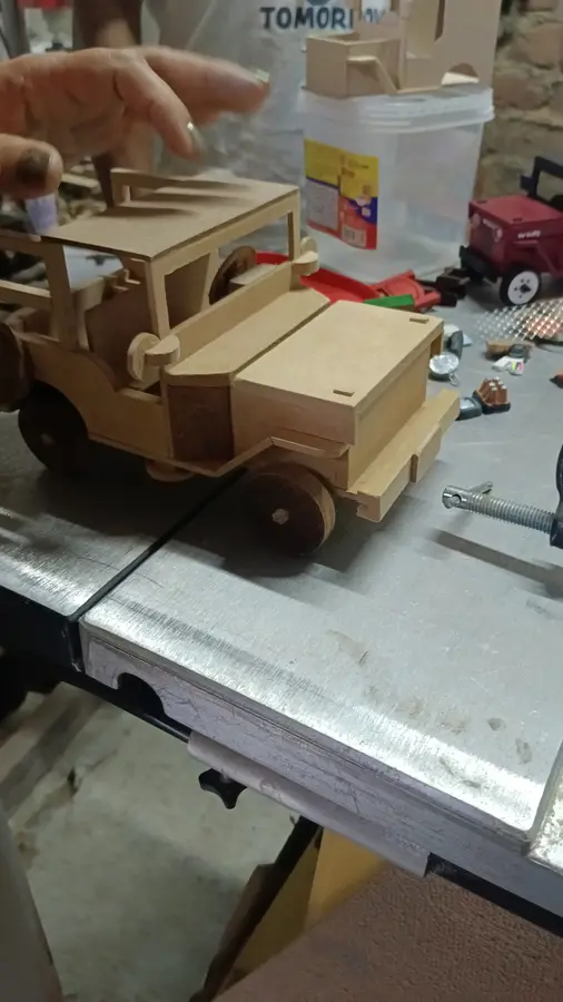Artesanos · Elaboración de jeeps Willys · foto 2